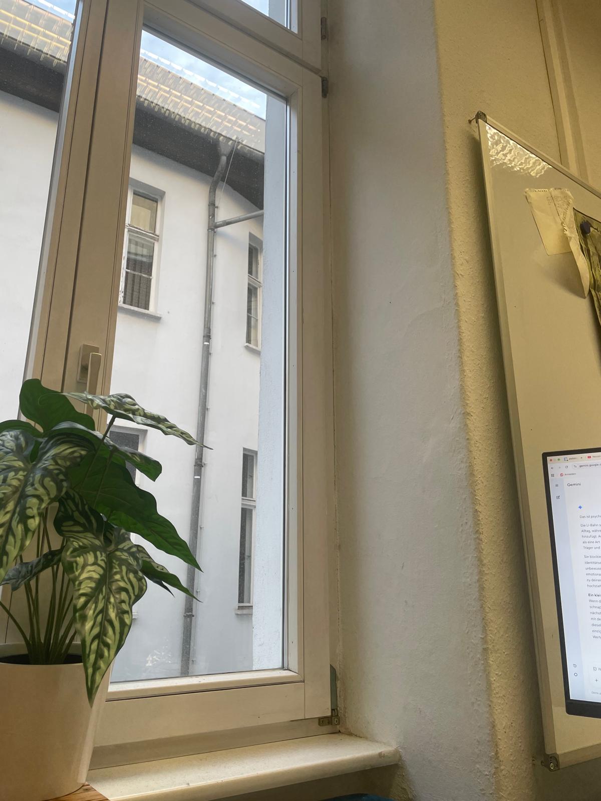 Einsamer Blick aus einem Bürofenster nach Feierabend, der das Gefühl verdeutlicht, keine Freunde im Erwachsenenalter zu haben