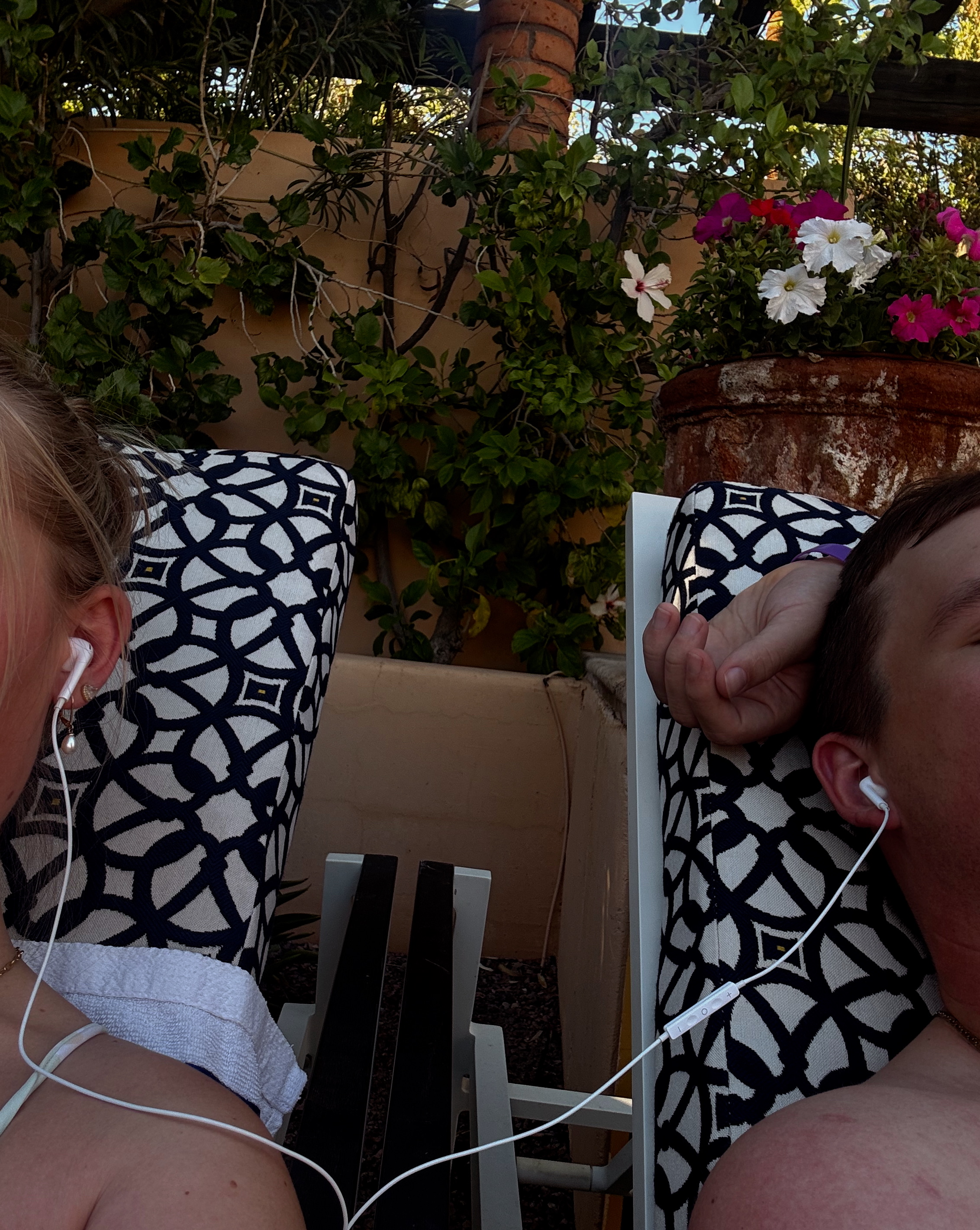 Zwei Menschen hören gemeinsam Musik mit Kopfhörern als Symbolbild für Freundschaft.