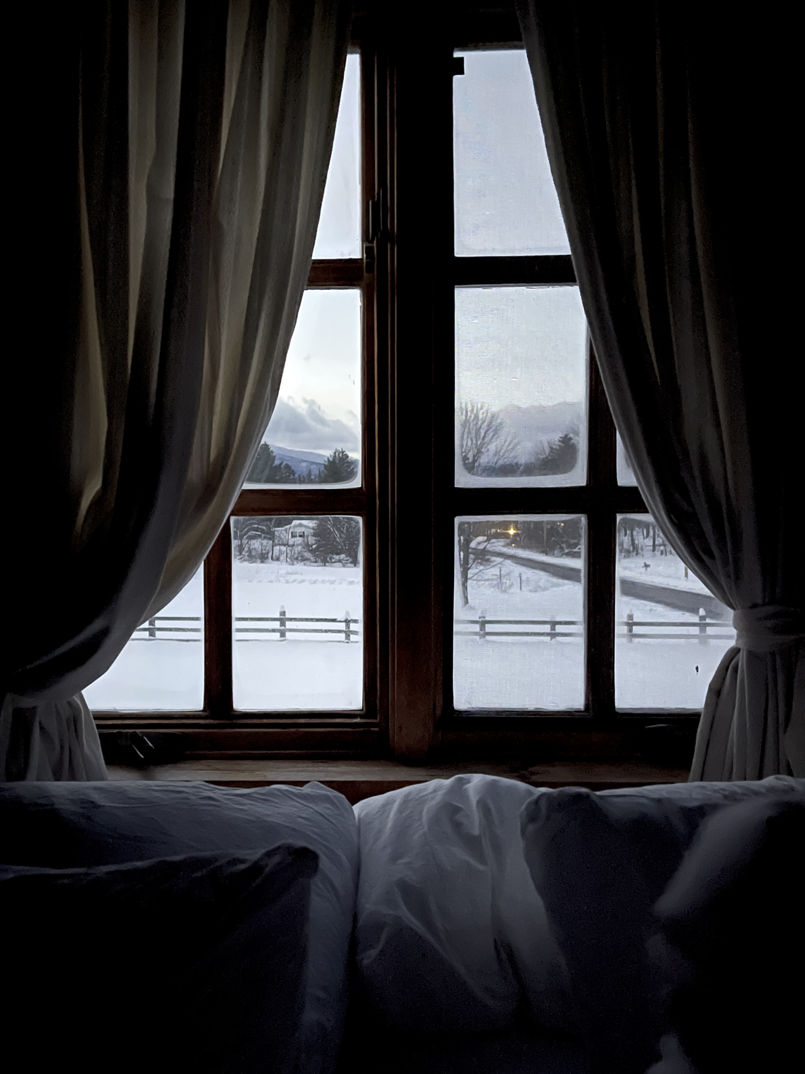 Fenster als Symbolbild für den Unterschied von Einsamkeit und Alleinsein.