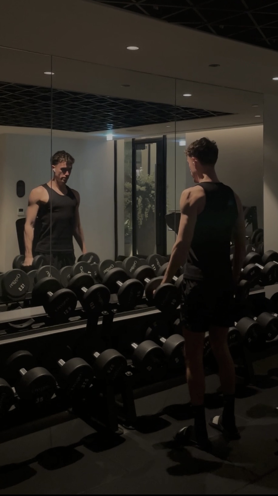 Mann in Fitnessraum als Symbolbild für Einsamkeit unter Männern