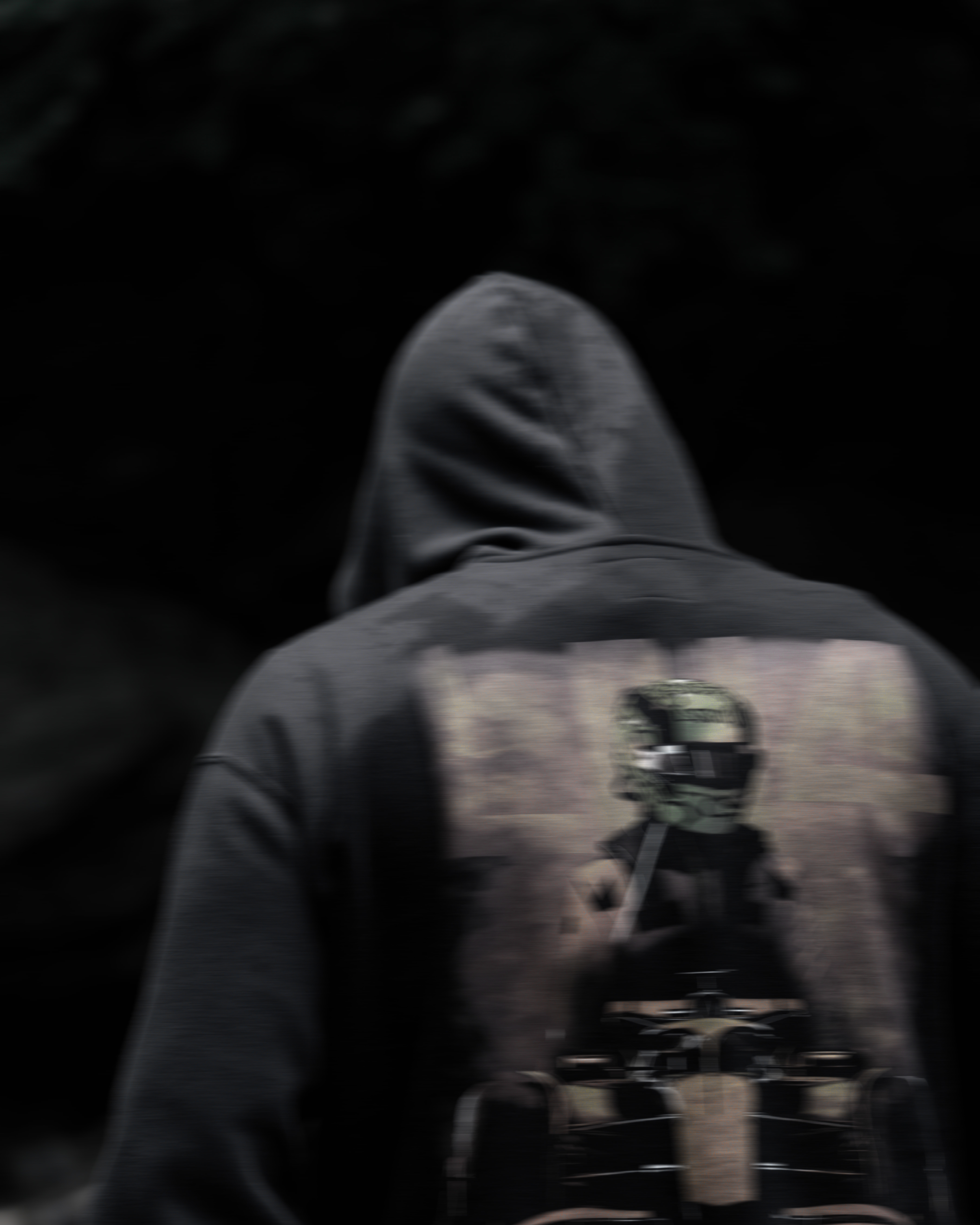Person in Kapuzenpullover als Symbolbild für einsamkeit überwinden.