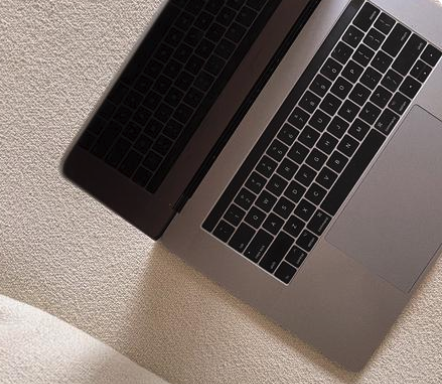 Laptop als Symbolbild für KI und Einsamkeit