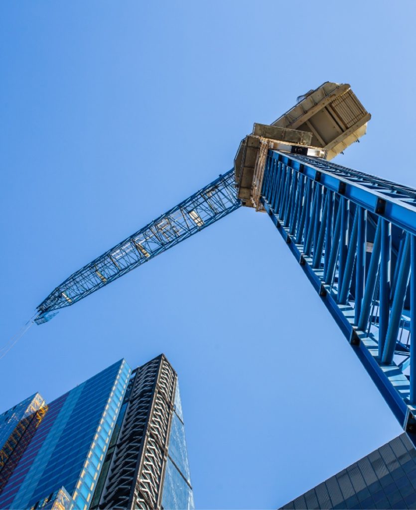 Bilde oppover fra bunnen av en tårnkran