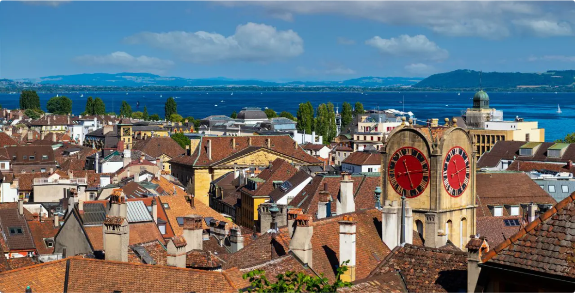 Photo ensoleillé de la ville de Neuchâtel