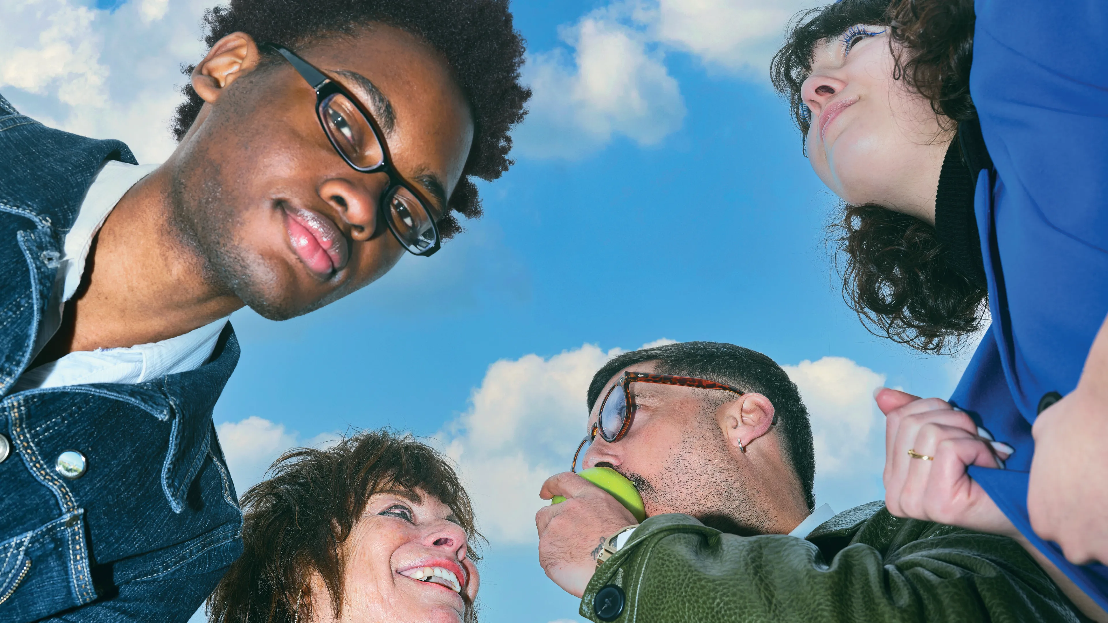 Photo de la programmation du Pommier, 4 personnes sur fond "ciel", une personne regarde dans notre direction, 2 autres interagissent entre eux et une regarde ailleurs