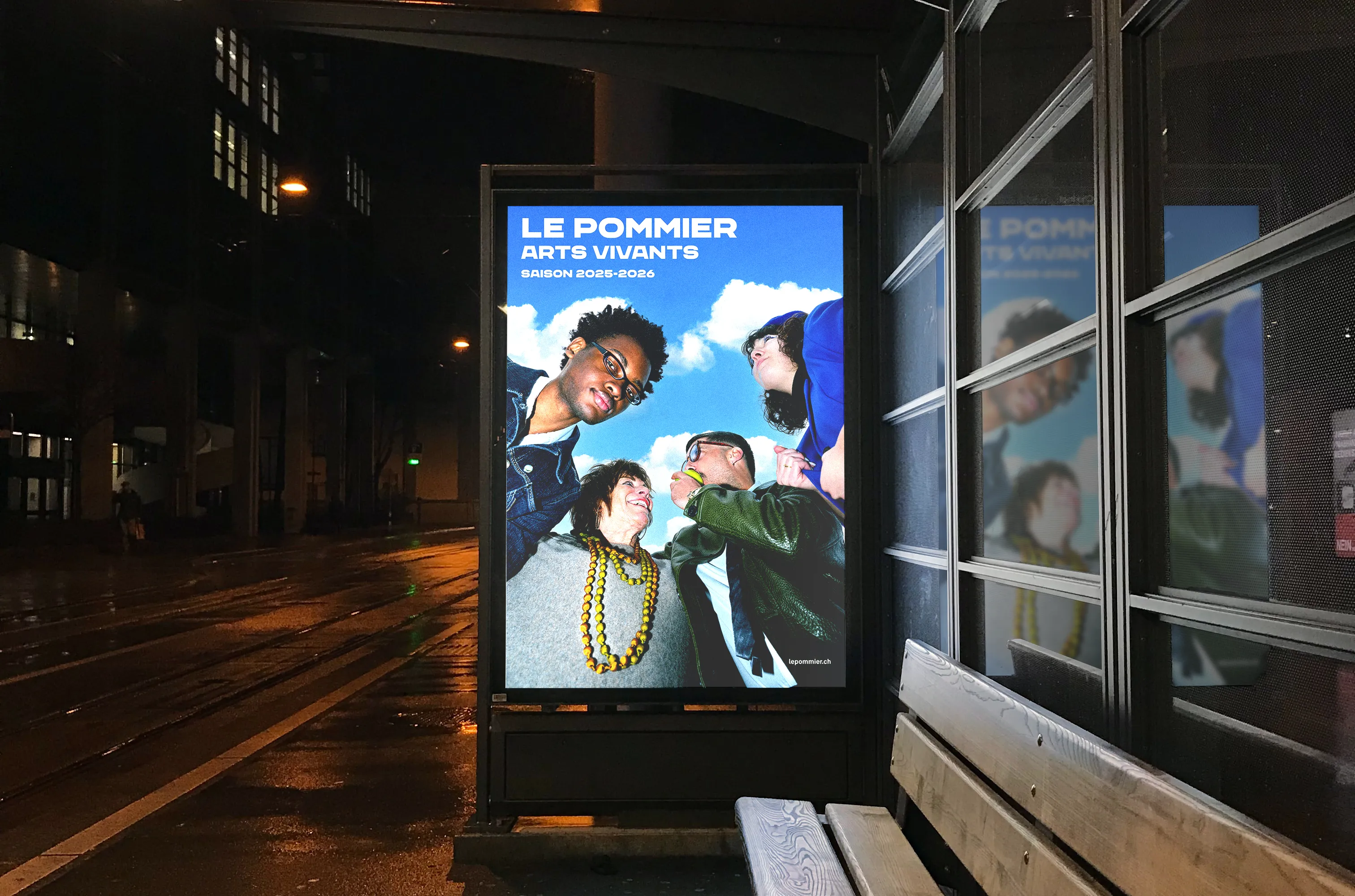 Photo de l'affiche F4 du programme de saison du pommier afficher sous un arrêt de bus