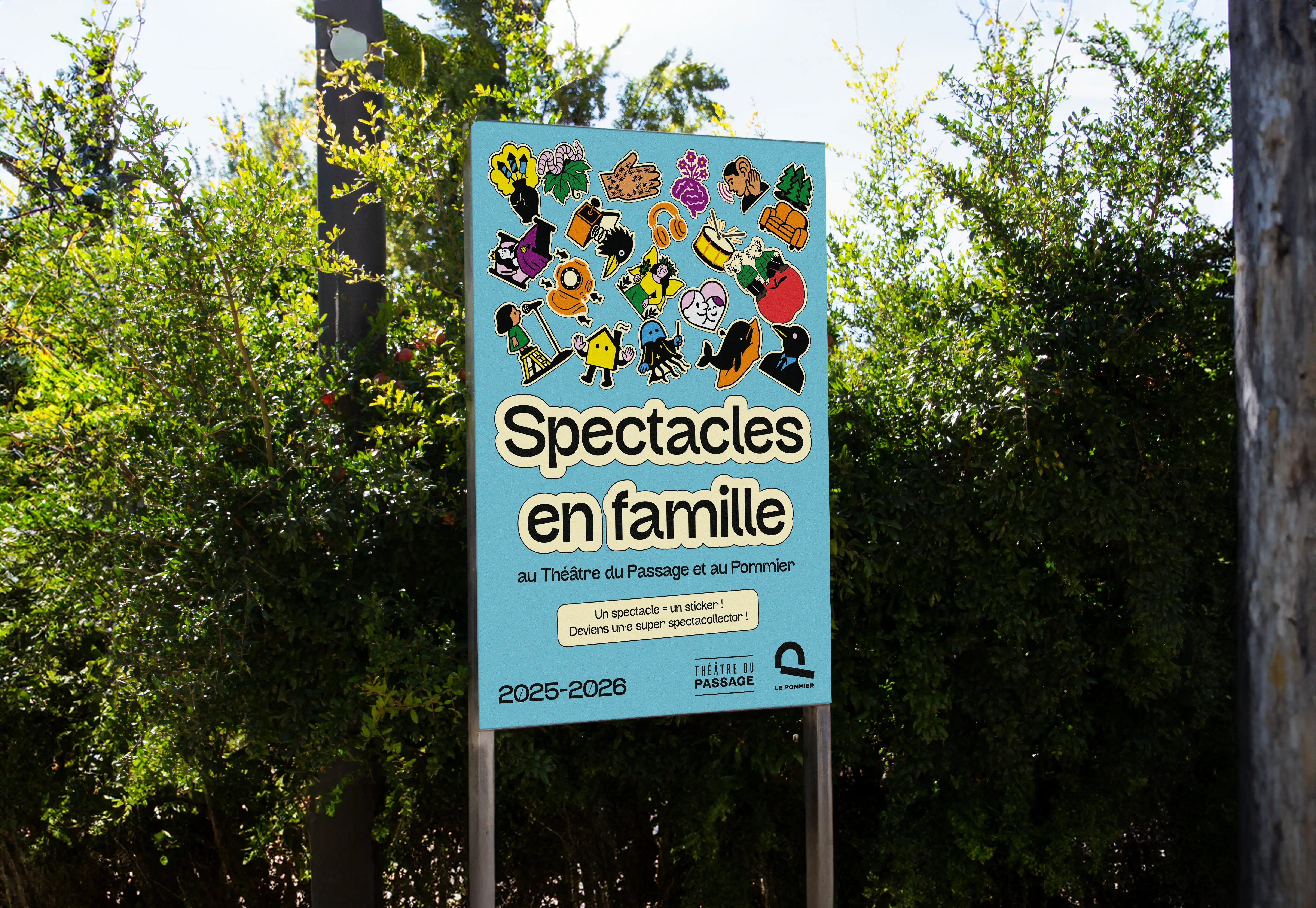 Affiche F4 du projet disposé sur un stand au milieu d'un parc