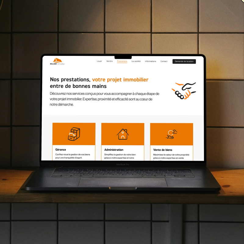 Macbook pro allumé avec site web de Bolliger Immobilier en fond d'écran