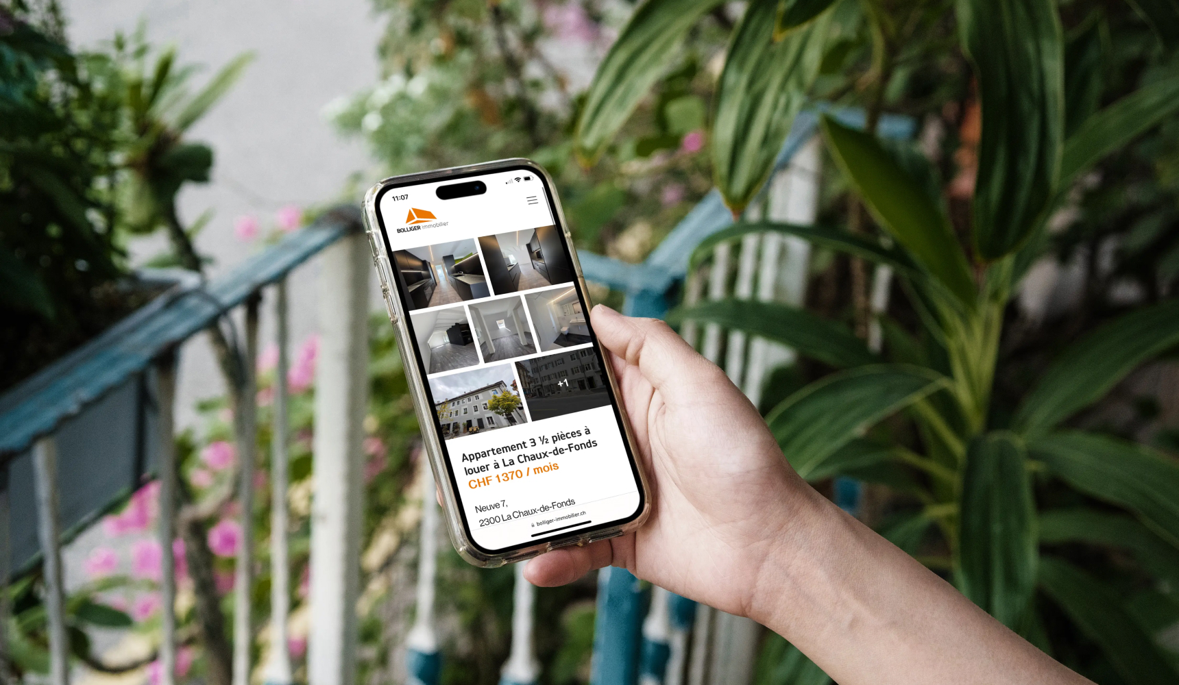 Site Finex afficher sur l'écran d'un Iphone avec la main d'une personne tenant l'objet