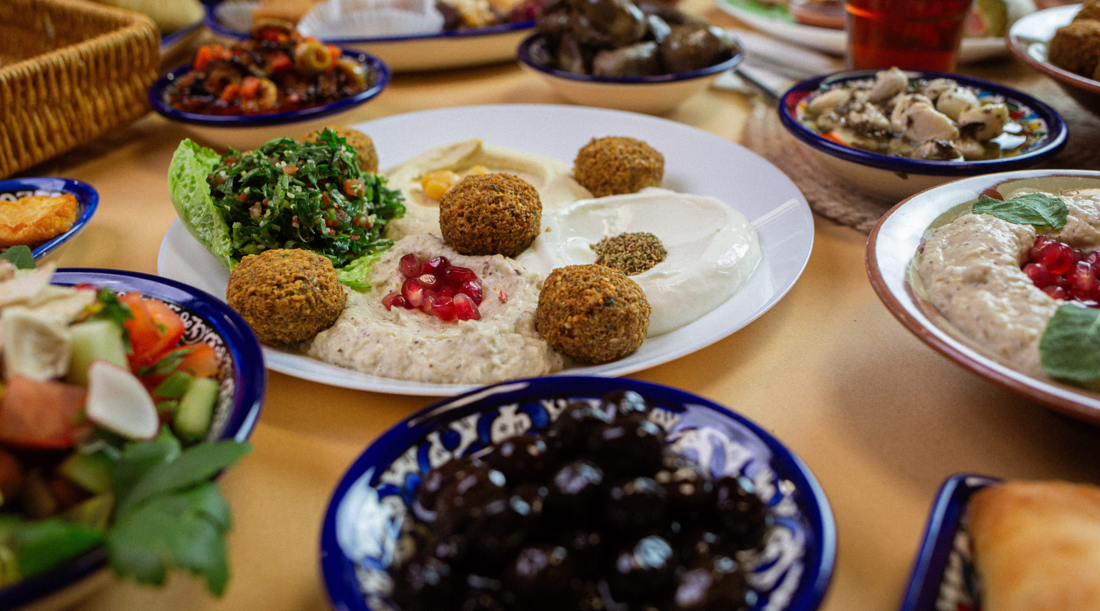 Assortiment de plats jordanien assiette falafel et autres