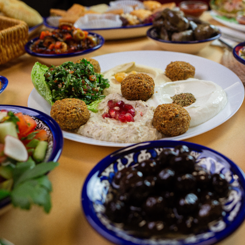 Assortiment de plats jordaniens, falafel, houmous, légumes, etc... 