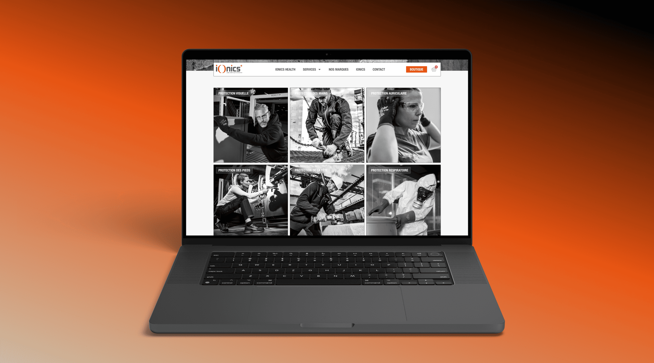 Macbook pro sur fond dégradé, nous voyons une capture d'écran de la boutique du site ionics