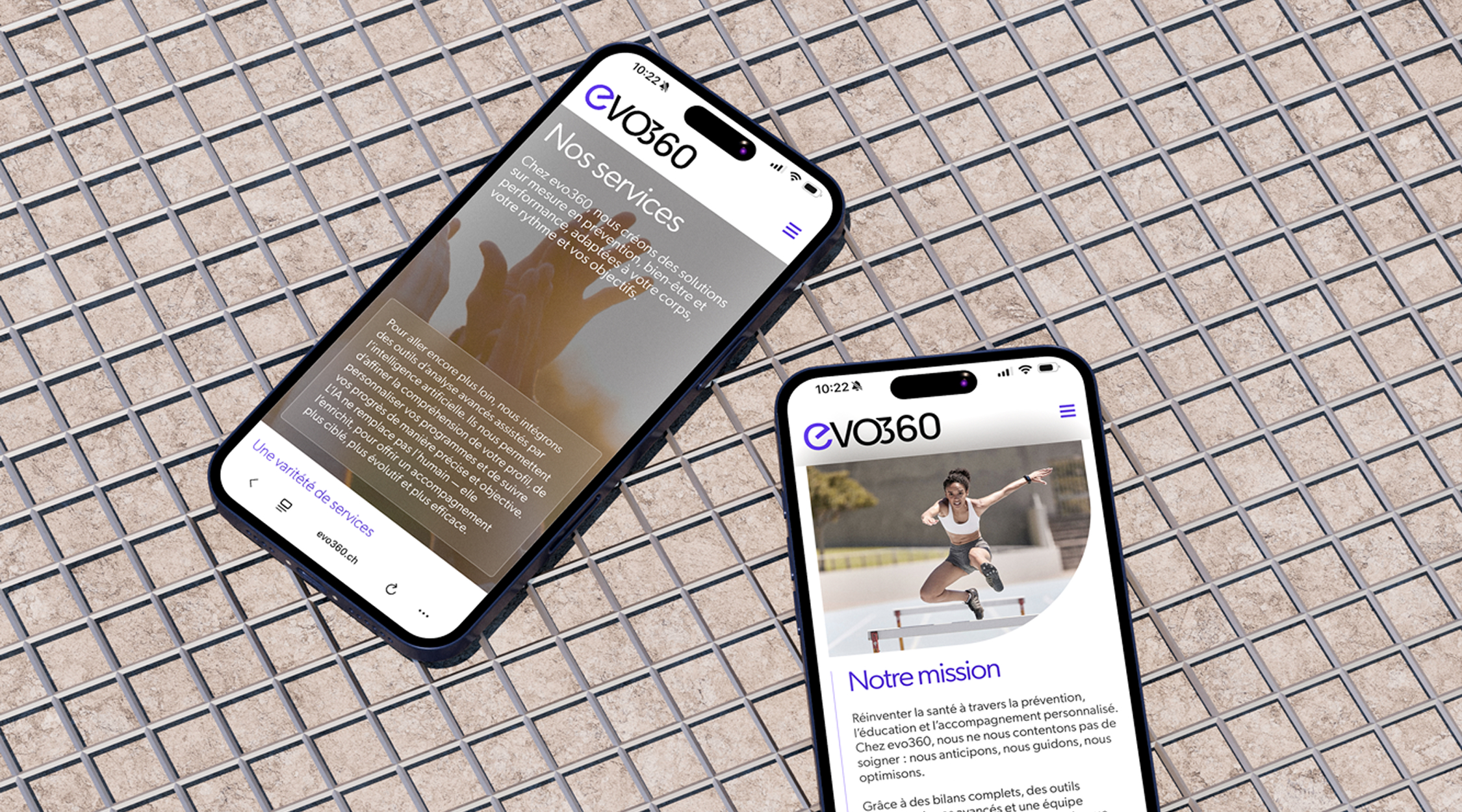 2 téléphones avec capture d'écrans du site evo360