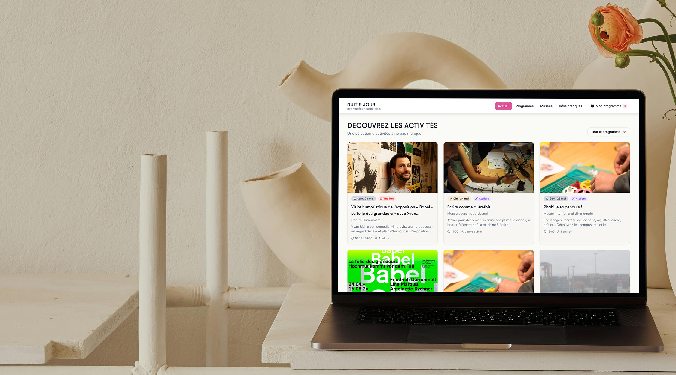 Macbook pro allumé et sur le site de la nuit et jour des musées neuchâtelois
