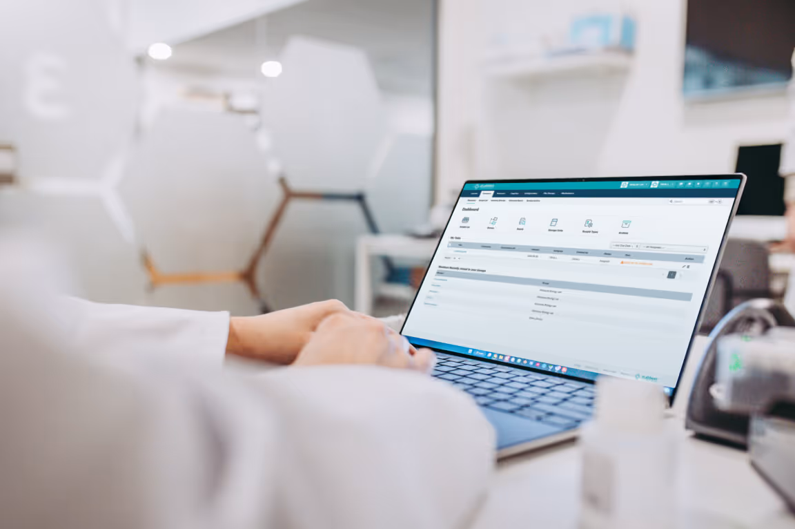 Ein Wissenschaftler nimmt ein iPad auf