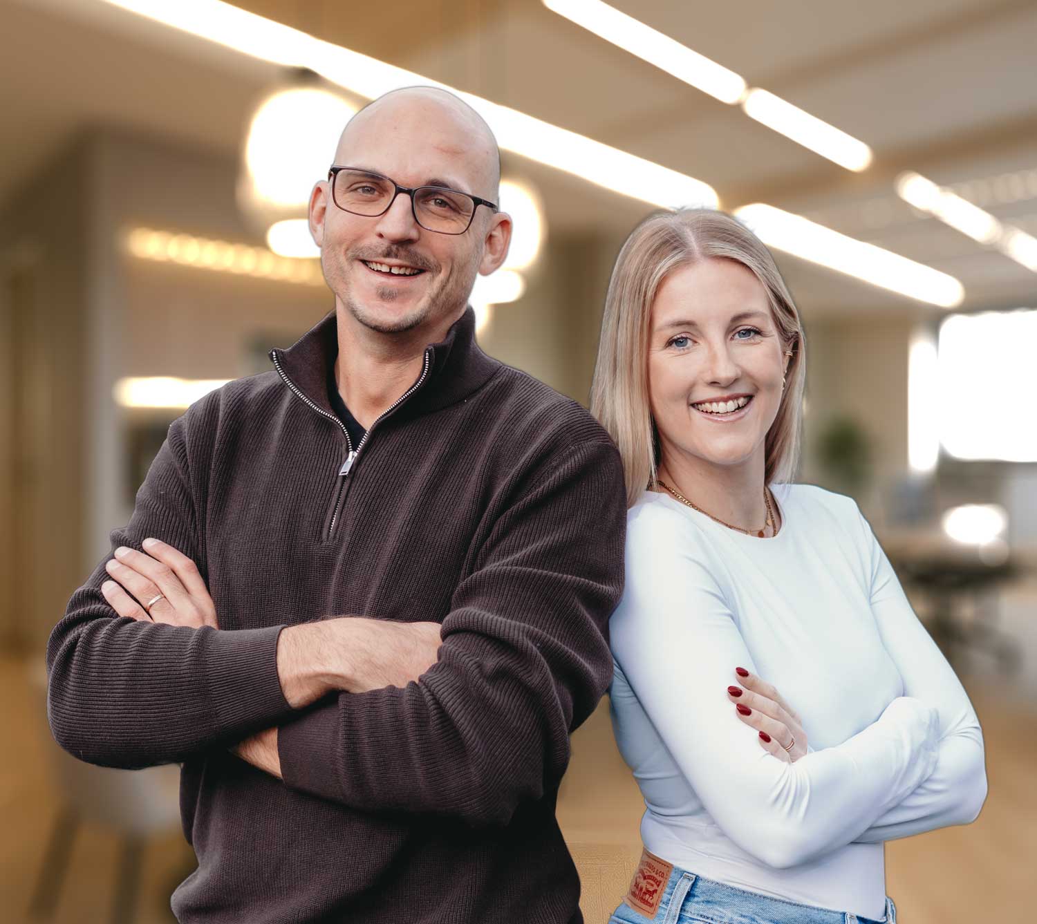 Jobwohl - zufriedene Mitarbeiterin lächelt in die Kamera