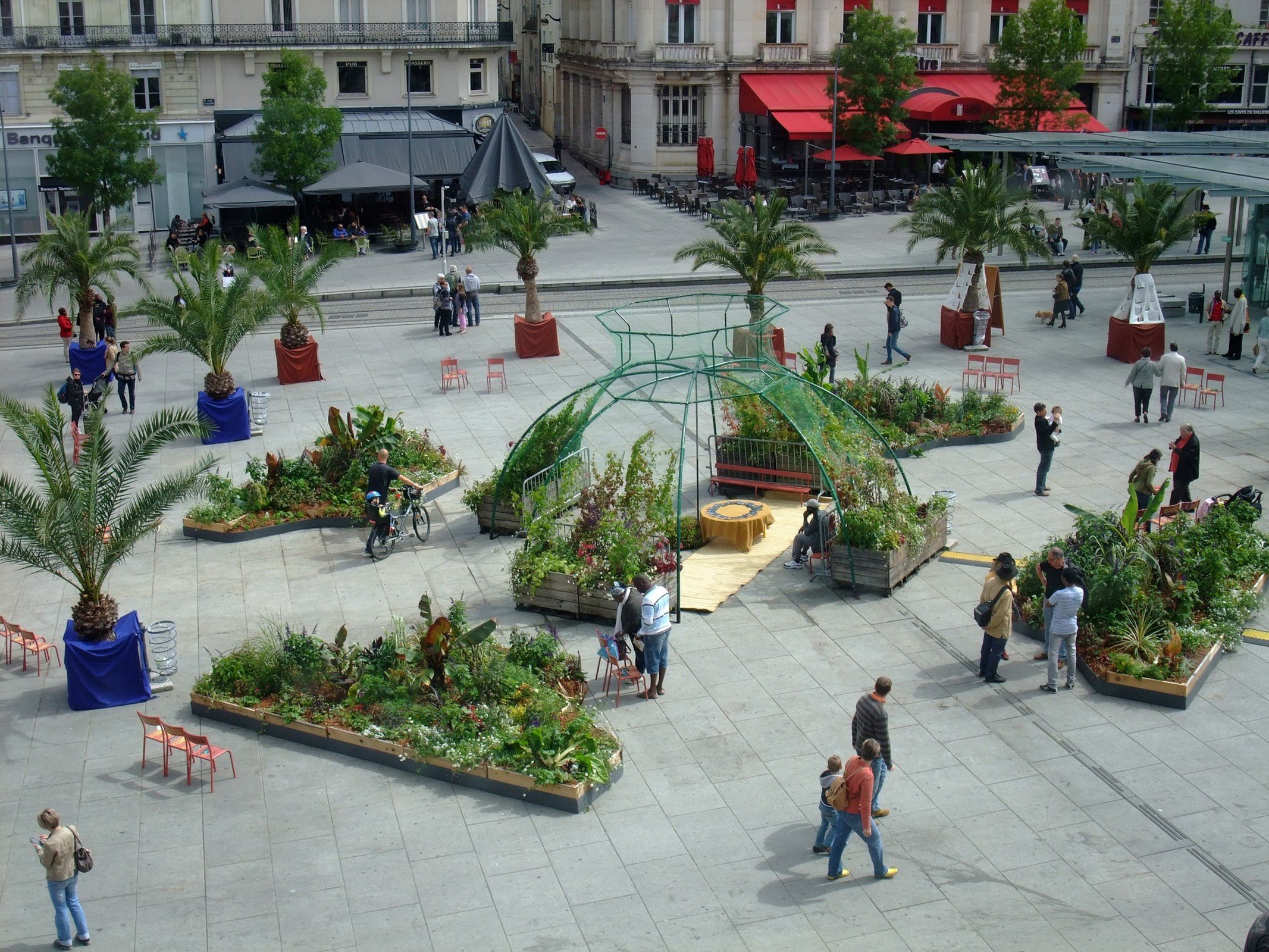Jardin éphémère du Collectif Vent d’Ouest installé sur la place du Ralliement lors du Festival Cinéma d’Afrique 2015, avec structure végétalisée et visiteurs.