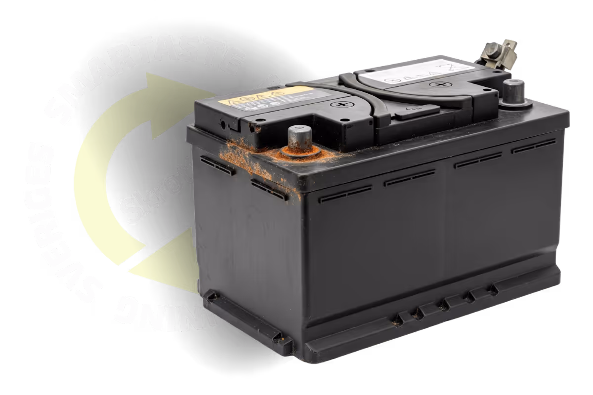 Ett bilbatteri som har rostat som ligger över en logga på skrotify.se
