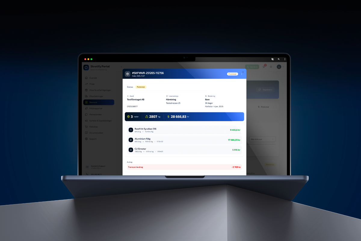 Laptop som visar en faktura med detaljerad vikt, pris och rabatt för återvunnet material i en portal.
