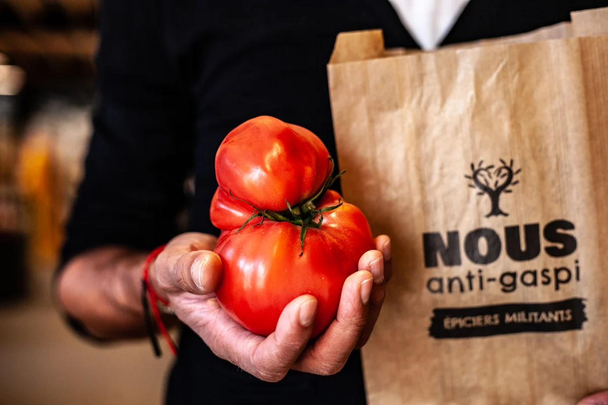 Une tomate (un peu) moche vendue chez NOUS anti-gaspi
