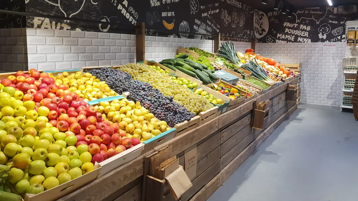 Étal de fruits et légumes NOUS anti-gaspi dans un magasin.
