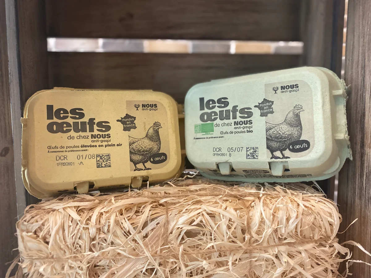 Boîtes d’œufs NOUS anti-gaspi posées sur de la paille