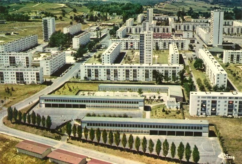Vue aérienne d’un grand ensemble de logements sociaux.