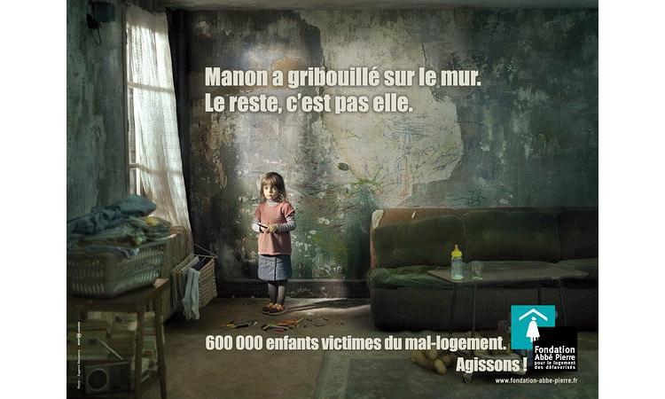 Affiche de sensibilisation montrant une fillette dans un logement insalubre.