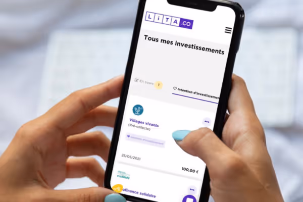 Photo d'un·e investisseur·euse Lita sur son téléphone en train de regarder son portefeuille d'investissement