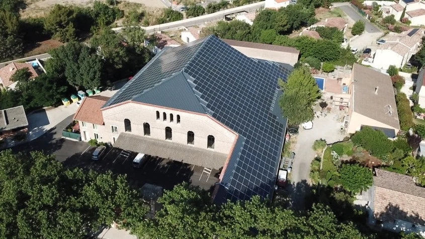Les panneaux solaires installés sur les toits de APEX Énergies, financés par Lita