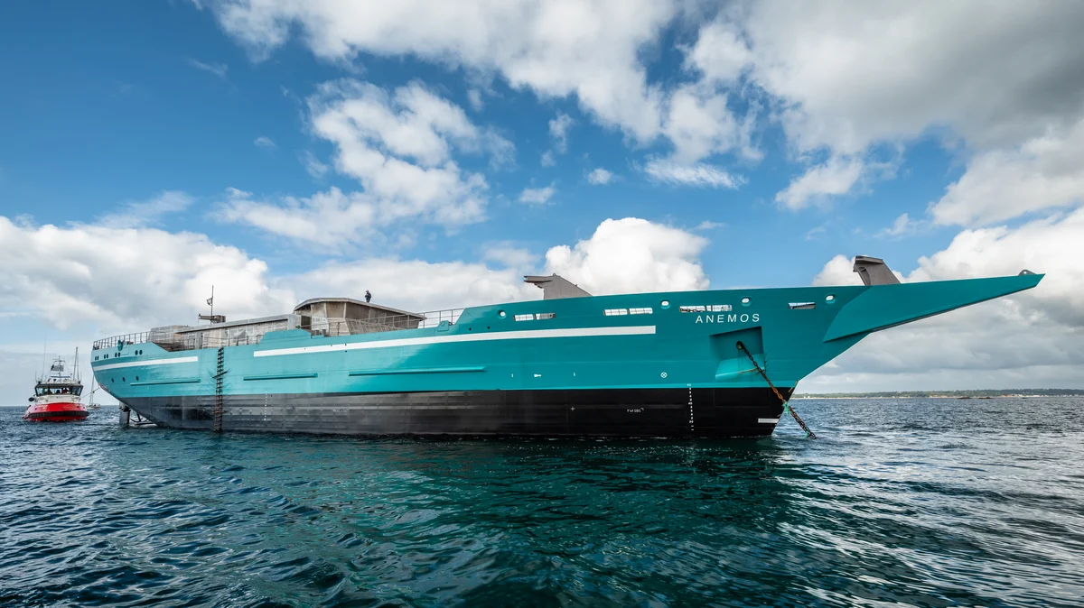 Le navire "ANEMOS" flotte sur l’eau par temps clair.