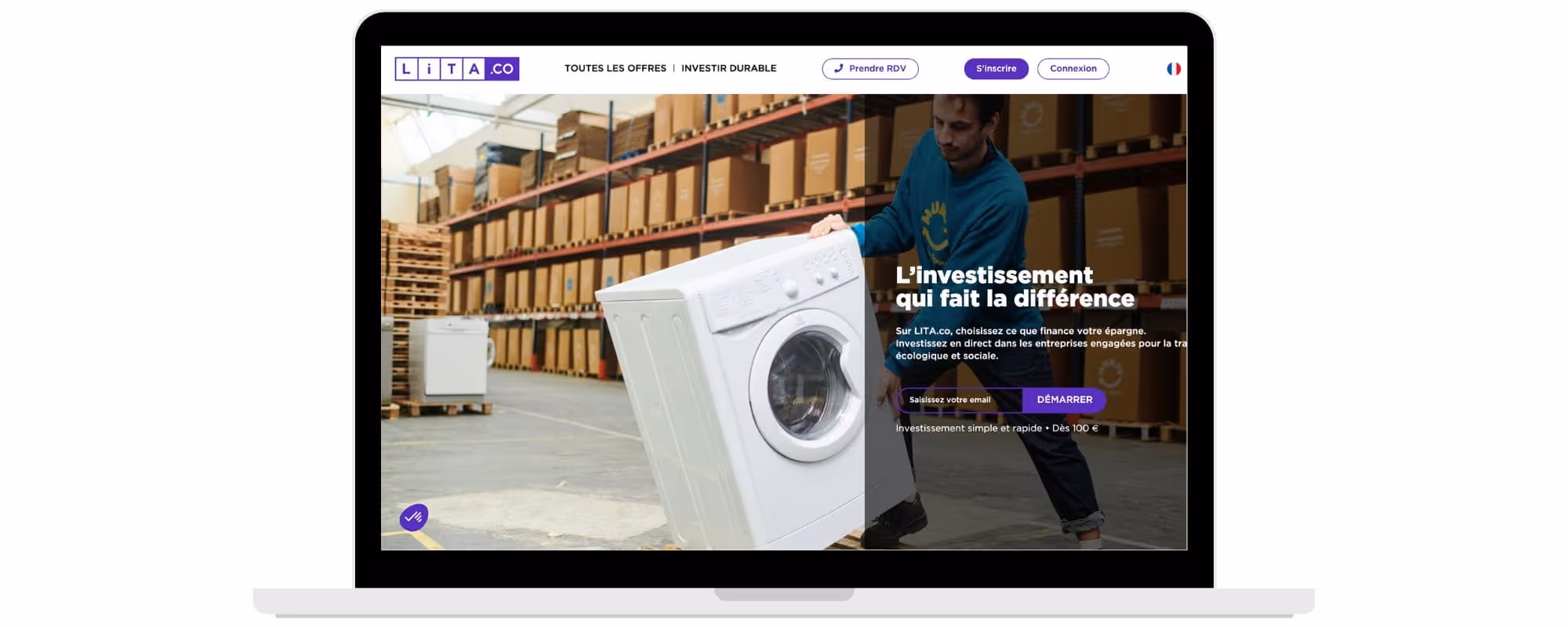 Capture d’écran du site web de LITA.co affiché sur un ordinateur portable. La page d’accueil présente un entrepôt où un homme en sweat bleu transporte une machine à laver. À droite, un encadré texte indique : « L’investissement qui fait la différence – Sur LITA.co, choisissez ce que finance votre épargne : écologique ou social. » Deux boutons permettent d’accéder à un test de profil investisseur ou de démarrer un investissement. En haut de la page, la navigation propose : "Toutes les offres", "Investir durable", ainsi que les boutons « Prendre RDV », « S’inscrire », « Connexion », et un petit drapeau français.