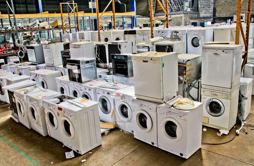 Photo de machines à laver dans un entrepôt.
