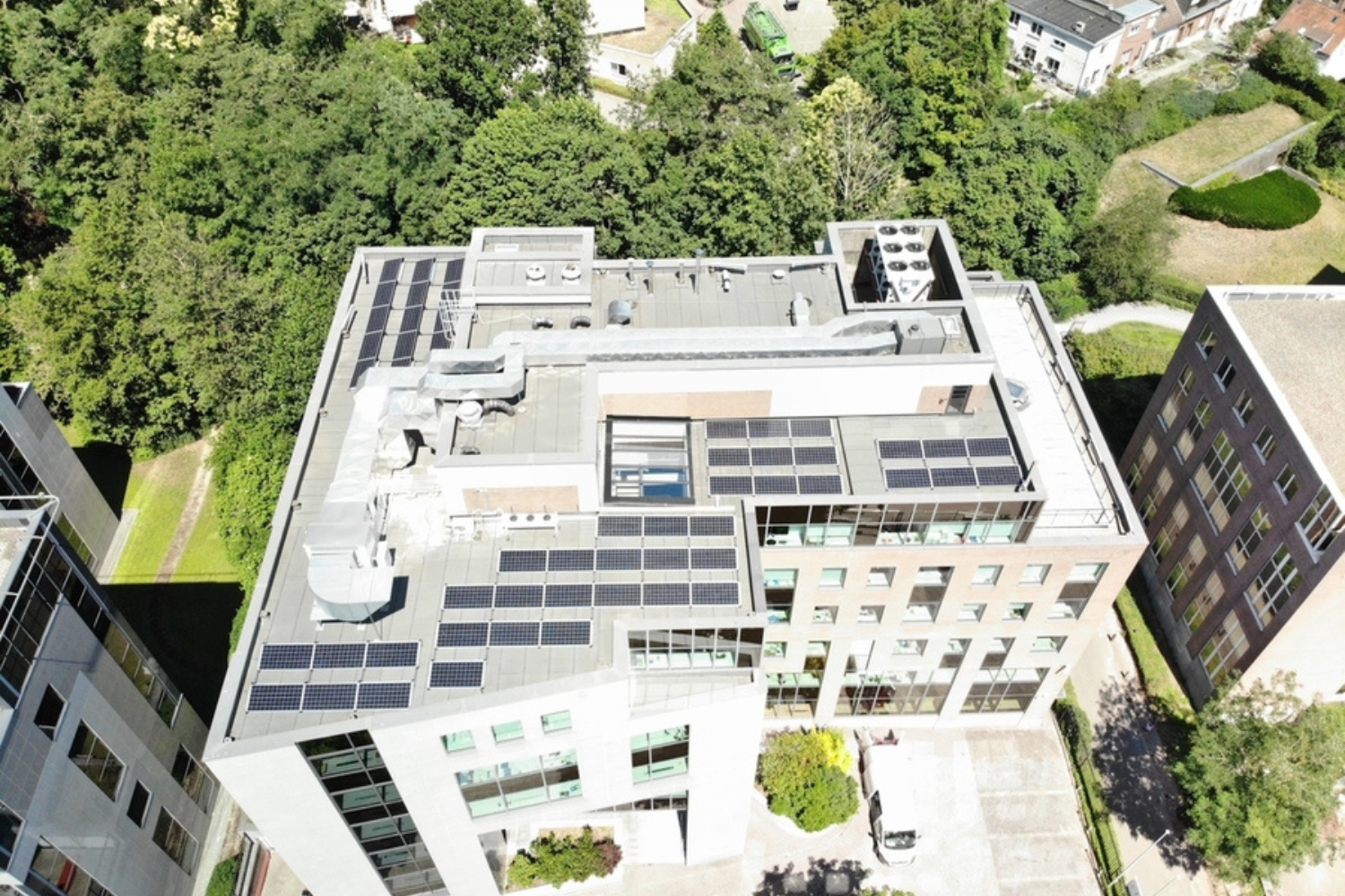 Luchtbeeld van een gebouw met zonnepanelen op het dak
