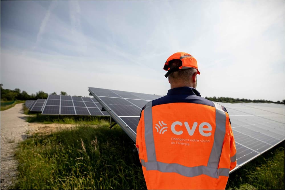Salarié CVE devant des panneaux solaires