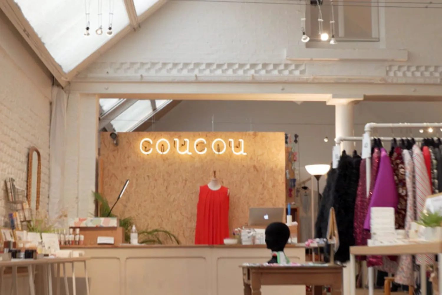 Boutique avec un néon 'coucou'.