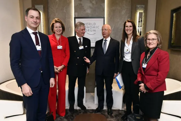 Groupe de personnalités au Forum économique mondial.