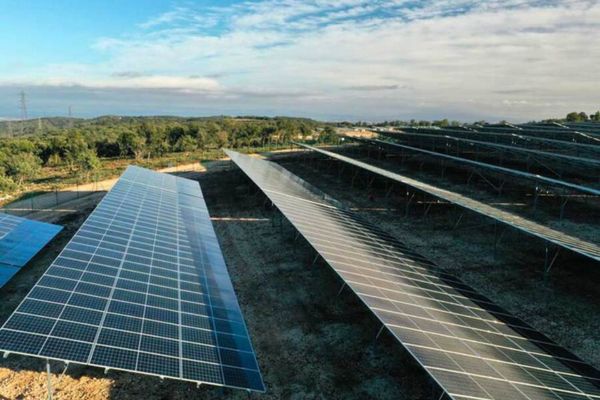 Rangées de panneaux solaires installés par Verso Energy