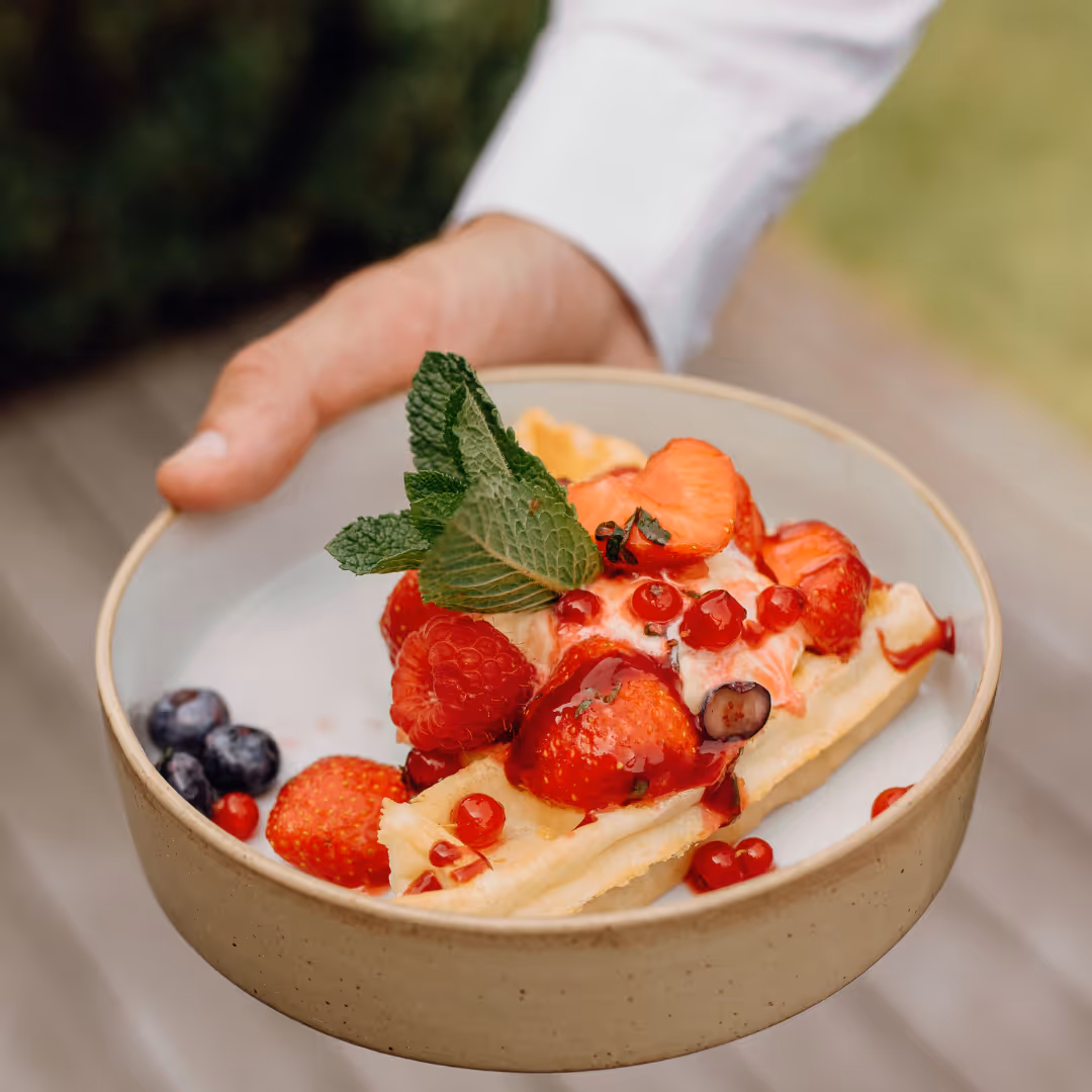 Dessert wafel met aardbeien mooi gepresenteert