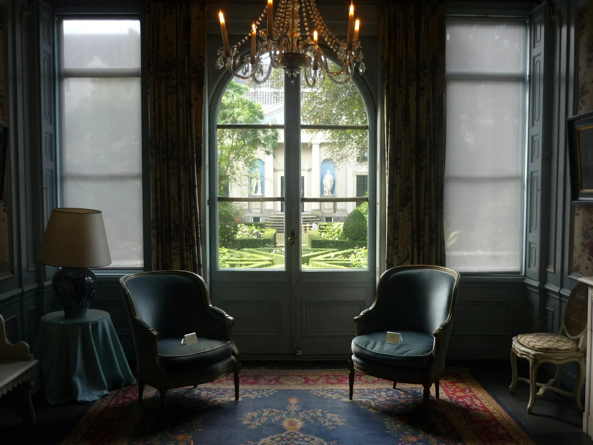 Images de présentation de la page mettant en avant un salon d'une maison prestigieuse des années 50.