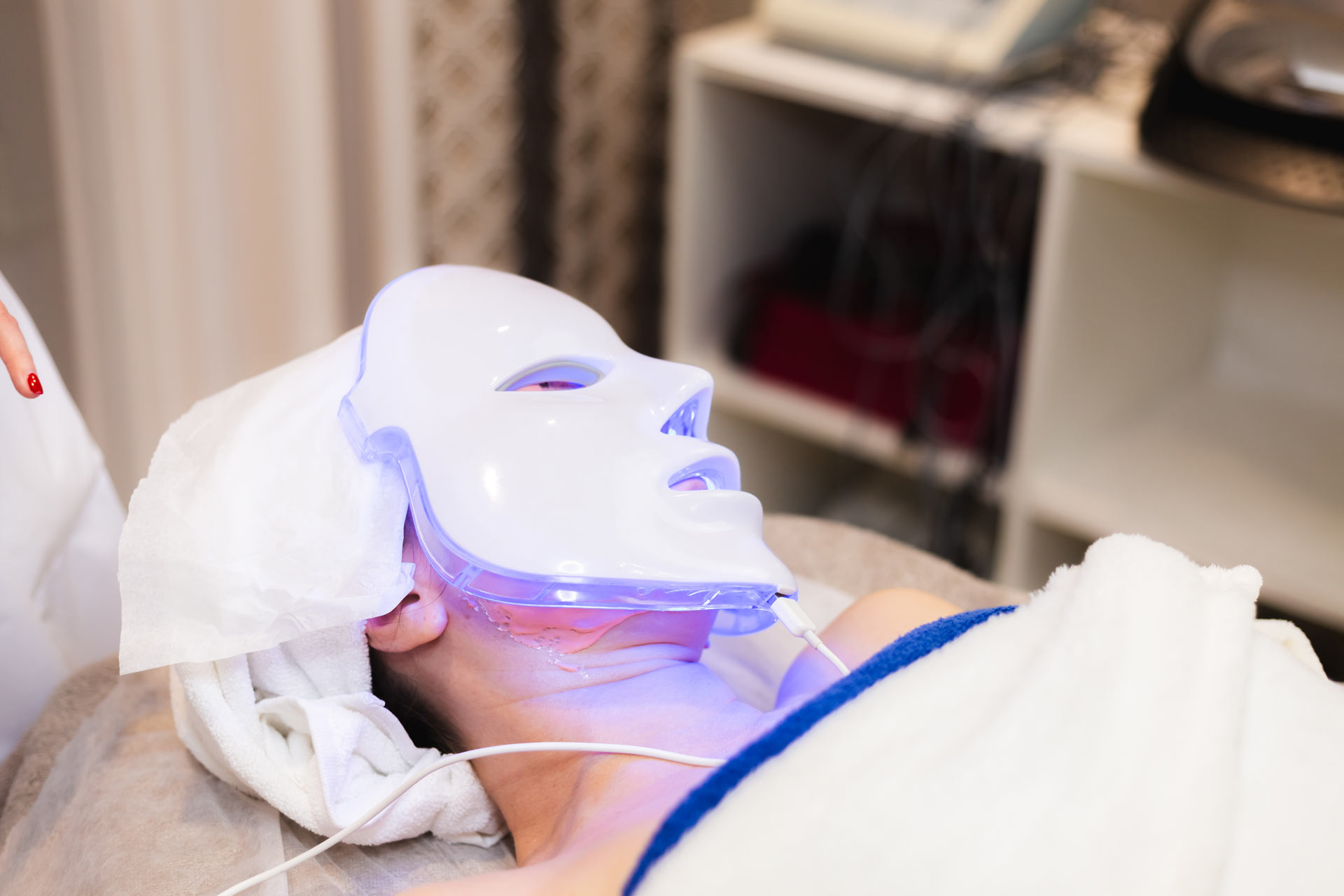 terapia fotobiodinamica con mascarilla led de rejuvenecimiento