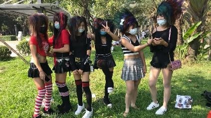 一群人站在草地上的女人描述已自动生成