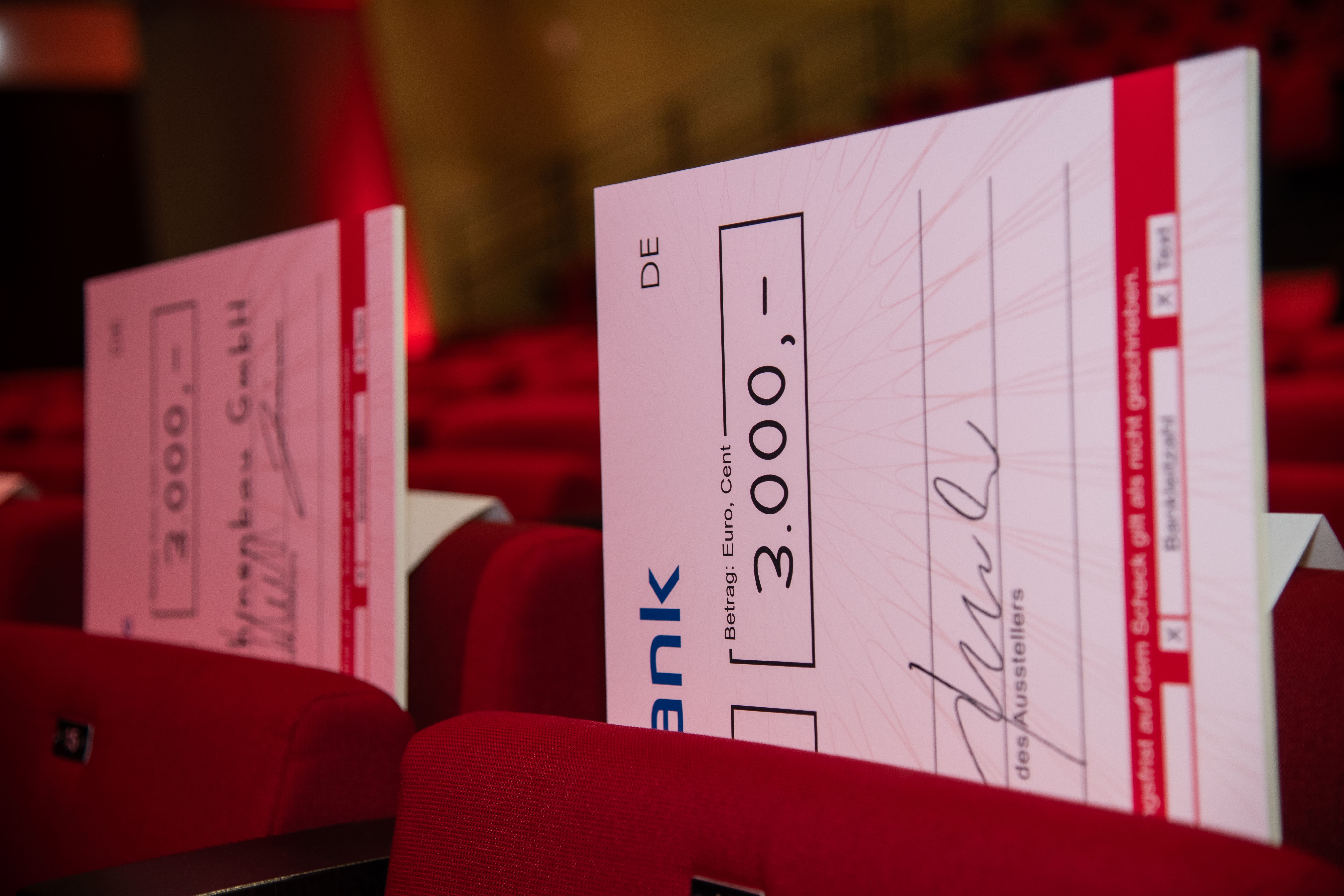 Schecks für Gründungsidee und Gründungspreis impuls