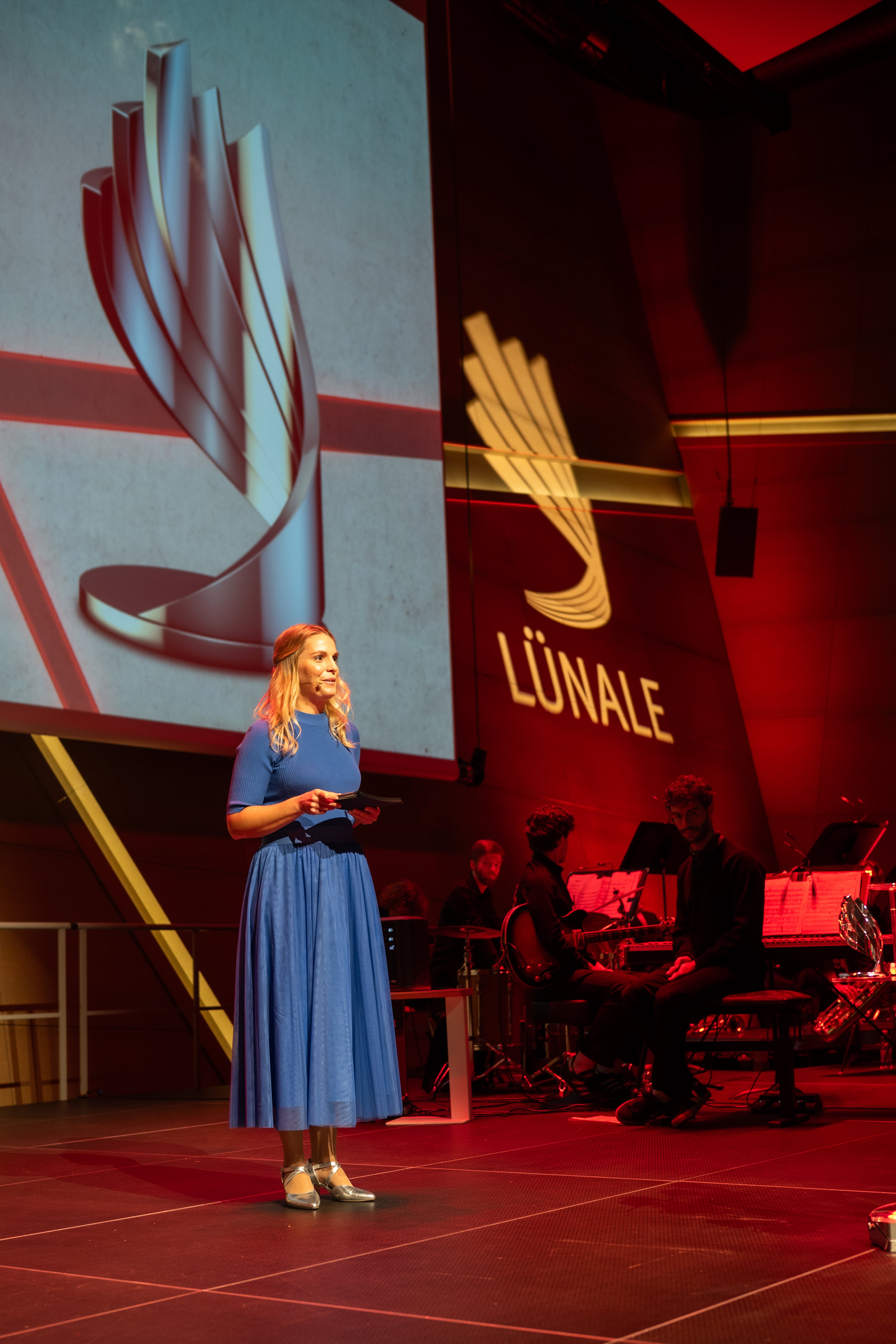 Moderatorin auf der Bühne