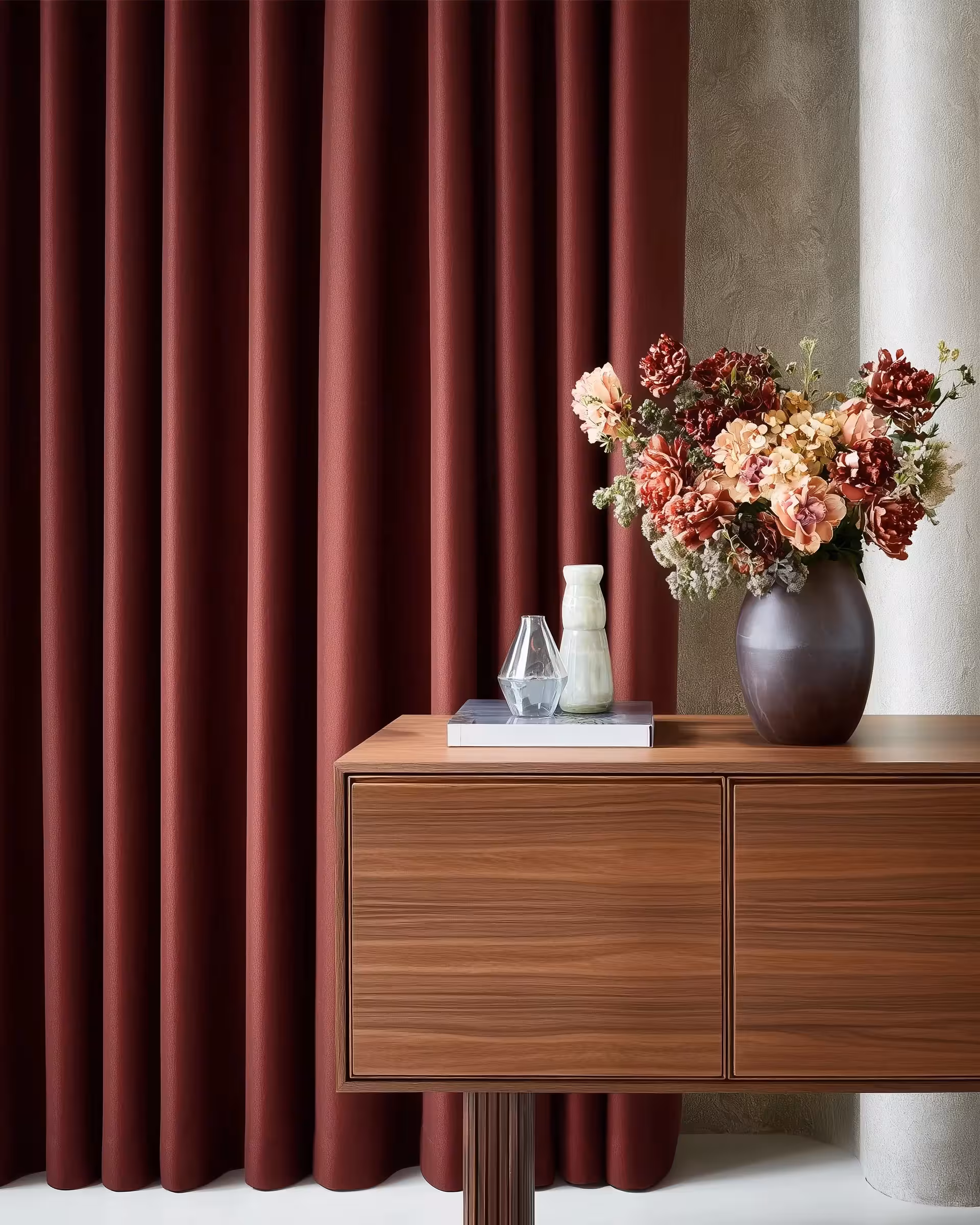 Röd mörkläggningsgardin i sovrum – måttbeställd gardin med elegant hotellkänsla