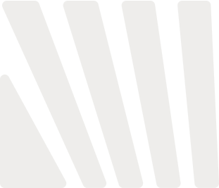 Abstract ontwerp met vijf grijze schuine balken op een witte achtergrond.