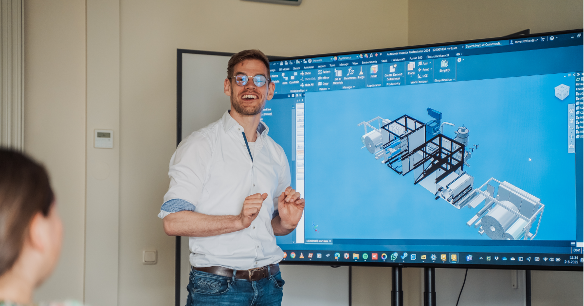 Man geeft presentatie over technisch 3D-model op een groot scherm aan een vrouw in een kantoor.