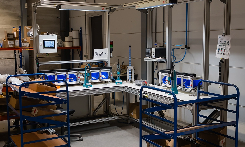 Productieautomatisering en speciaal machinebouw werkplek met meetinstrumenten en gereedschap in een industriële omgeving.