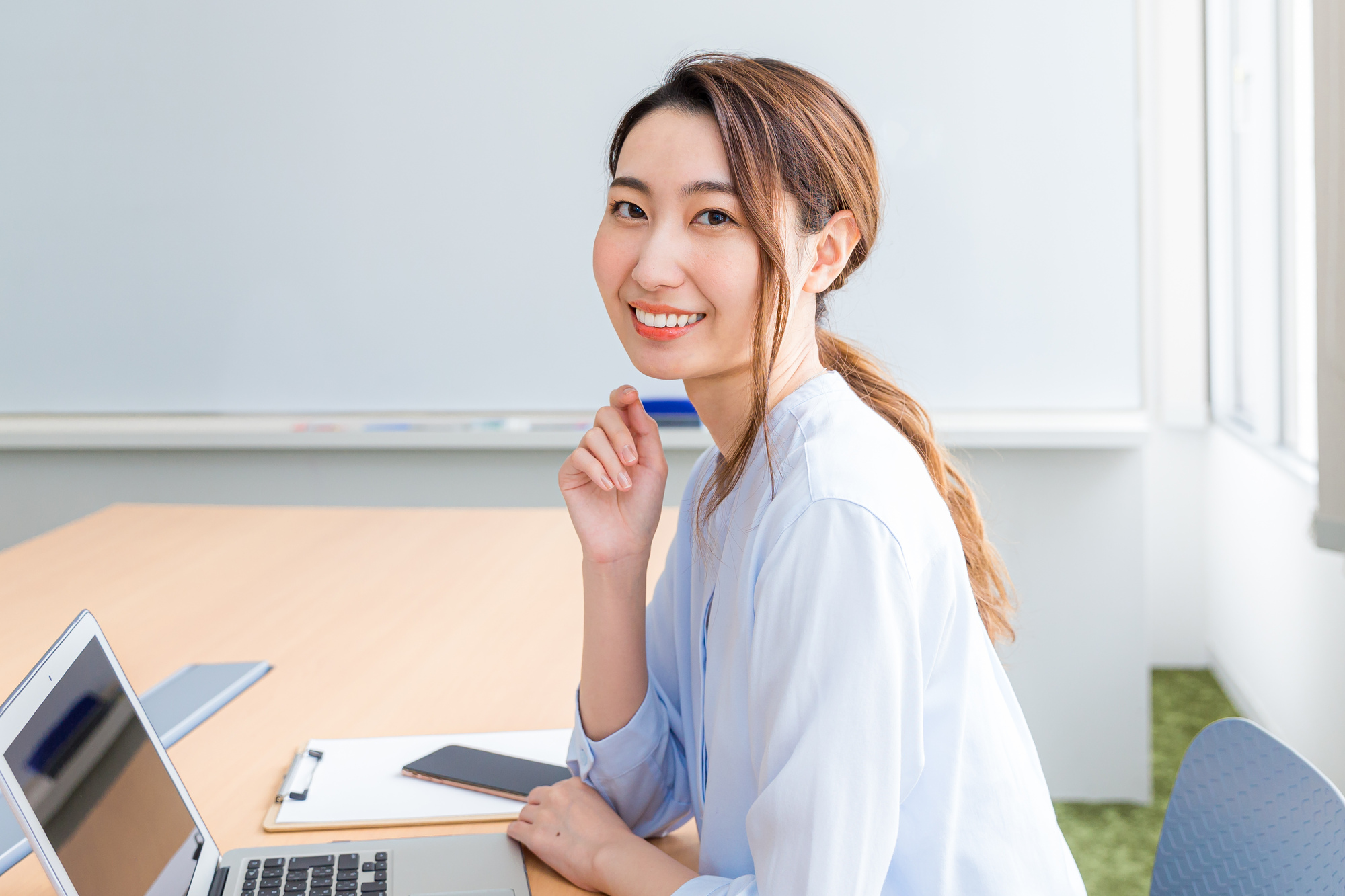 未経験の女性が活き活きと働く画像