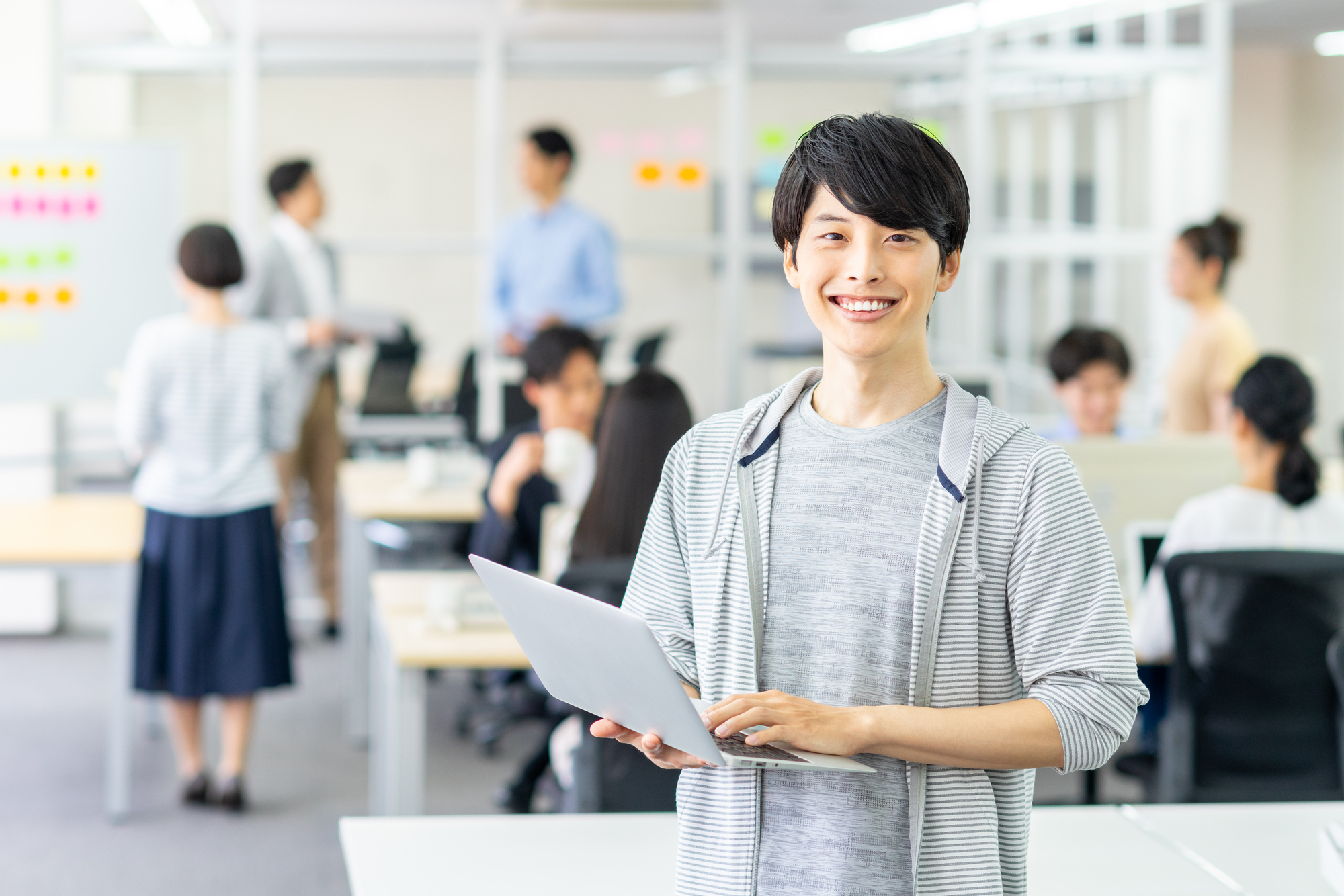 メンターに相談して安心な青年男性の画像